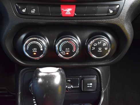 Used 2017 Jeep Renegade Trailhawk AWD/4WD image 31