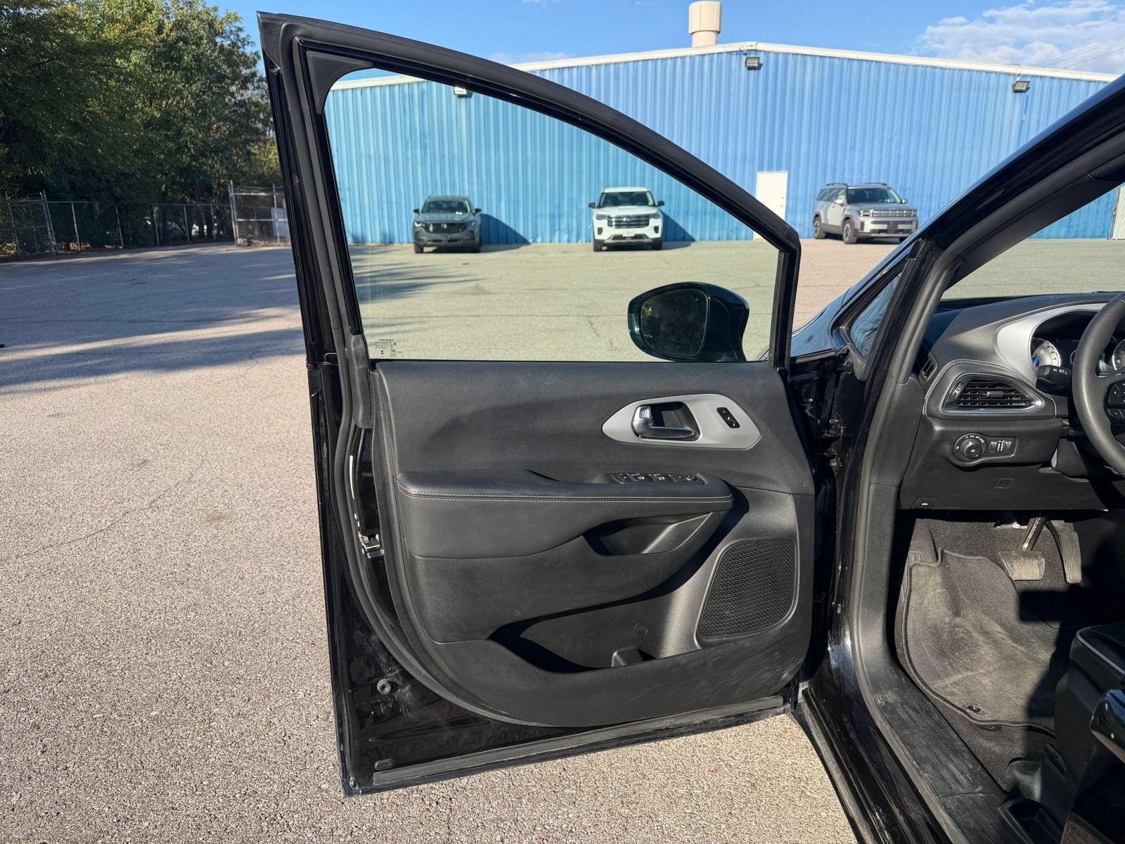 Used 2025 Chrysler Pacifica Limited FWD image 18