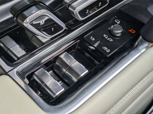 Used 2025 Land Rover Range Rover Long Wheelbase Autobiography image 26