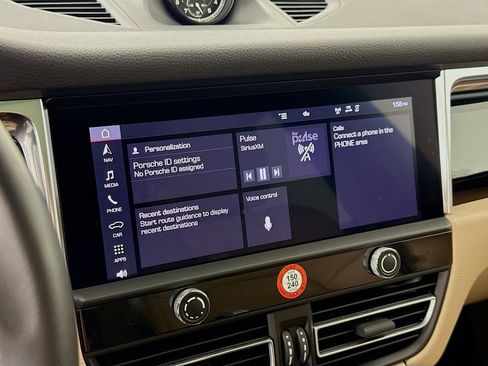 Certified 2025 Porsche Macan AWD/4WD image 19