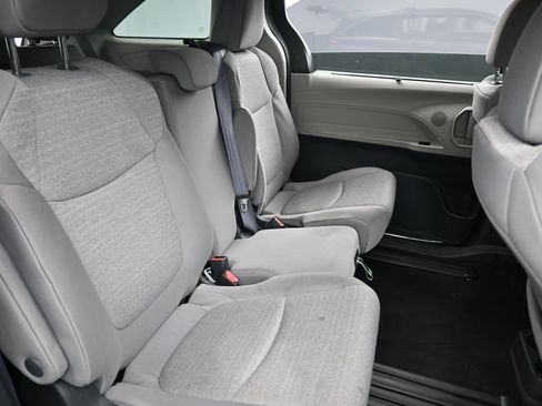Used 2024 Toyota Sienna LE image 31