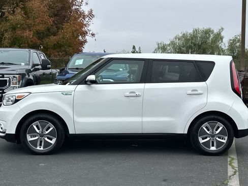 Used 2017 Kia Soul EV + image 5