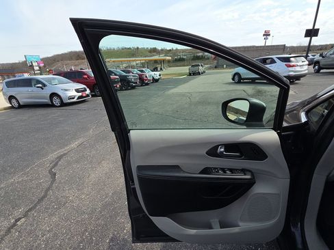 Used 2023 Chrysler Pacifica Touring-L image 12