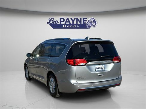 Used 2020 Chrysler Pacifica Touring-L image 8