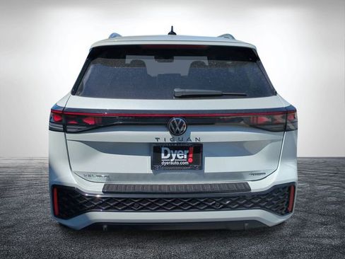 Used 2026 Volkswagen Tiguan SEL R-Line image 4