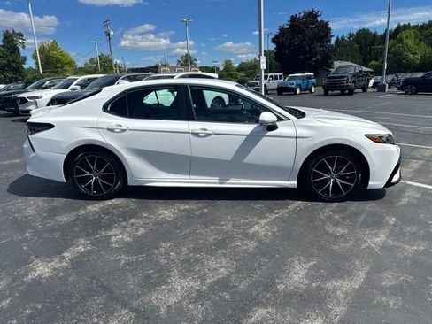 Used 2023 Toyota Camry SE FWD image 3