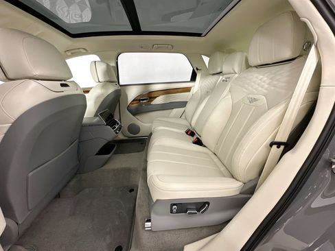Used 2025 Bentley Bentayga Extended Wheelbase image 22