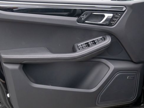 Certified 2025 Porsche Macan image 14