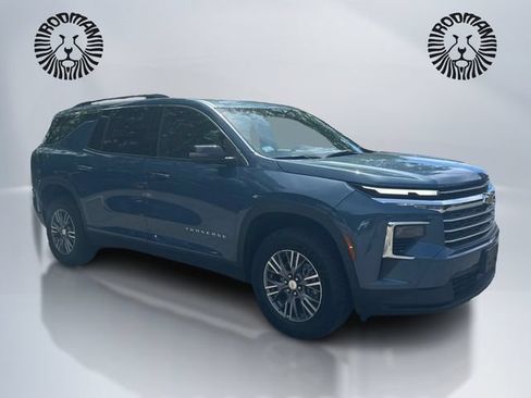 Used 2025 Chevrolet Traverse LT AWD/4WD image 3