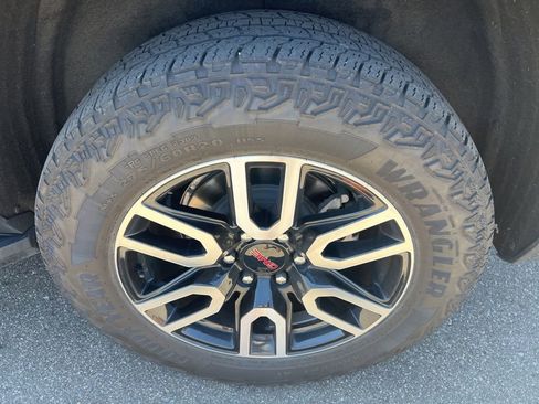 Used 2023 GMC Yukon AT4 AWD/4WD image 9