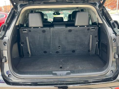 Used 2022 Toyota Highlander XLE AWD/4WD image 40