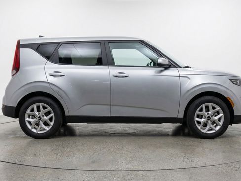 Used 2025 Kia Soul LX w/ LX Technology Package FWD image 11