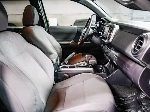 Used 2019 Toyota Tacoma TRD Sport w/ Technology Package image 15