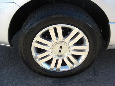 Used 2012 Lincoln Navigator L 4WD image 5