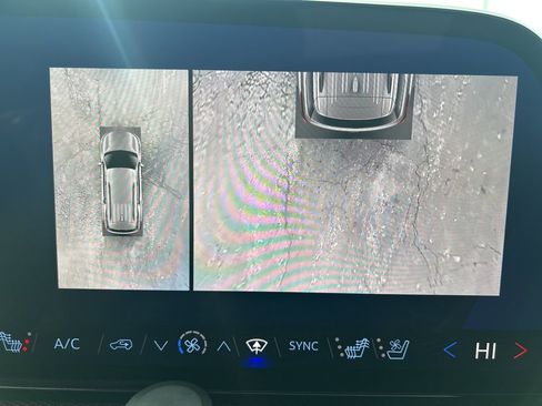 Used 2025 Chevrolet Traverse RS image 34