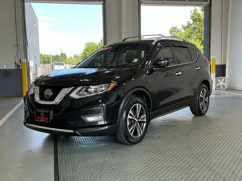 Used 2019 Nissan Rogue SV w/ Premium Package FWD image 2