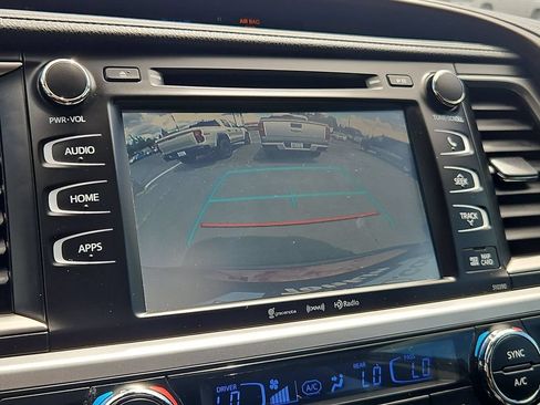 Used 2019 Toyota Highlander XLE AWD/4WD image 19