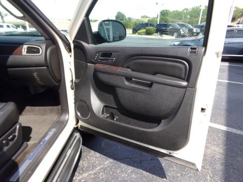 Used 2013 GMC Yukon XL Denali image 38