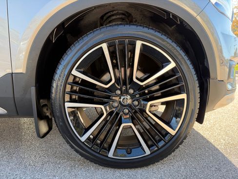 Used 2022 Volvo XC40 T4 R-Design w/ Advanced Package image 9