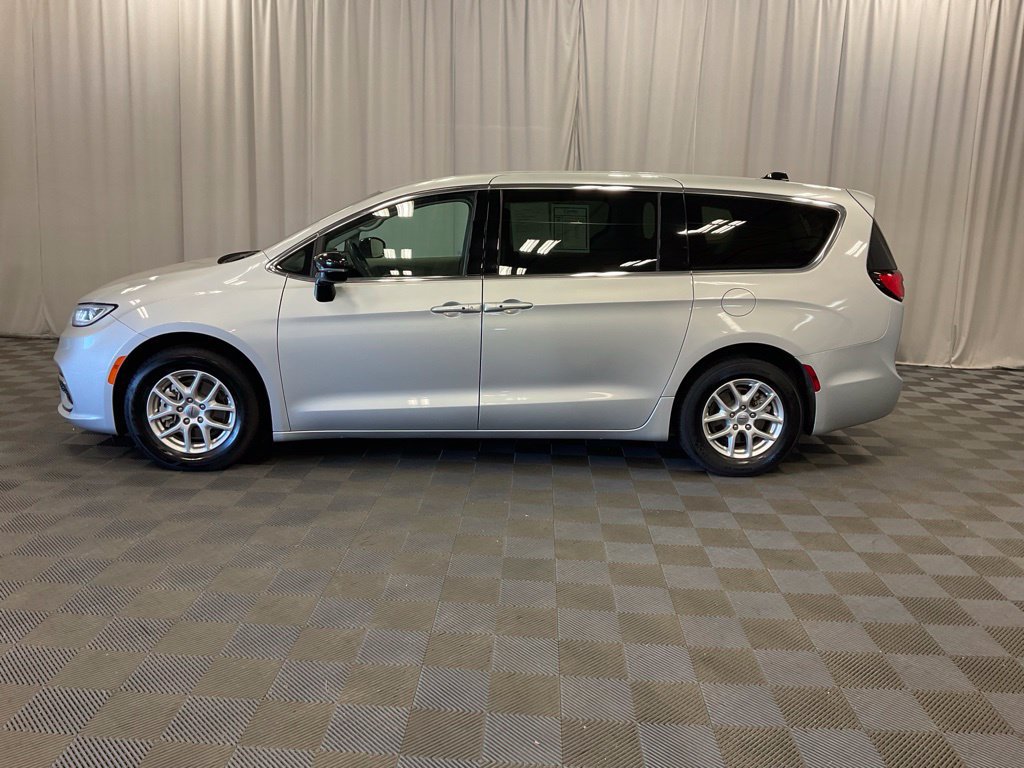 Used 2024 Chrysler Pacifica Touring-L FWD image 10