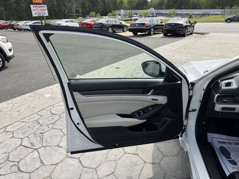 Used 2018 Honda Accord Touring image 6