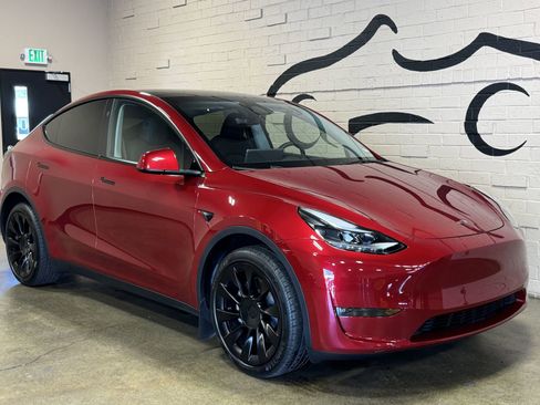 Used 2024 Tesla Model Y Long Range AWD/4WD image 10