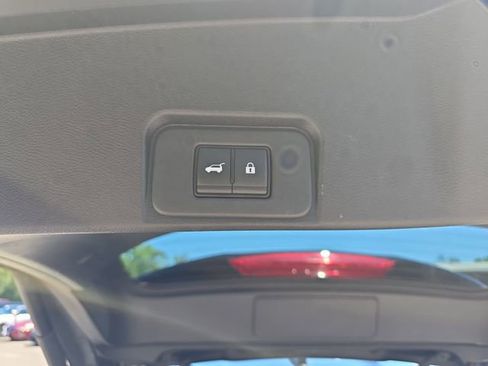 Used 2025 Nissan Rogue SV FWD image 18