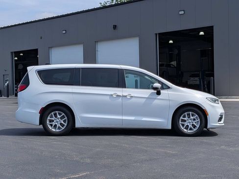Used 2023 Chrysler Pacifica Touring-L FWD image 8