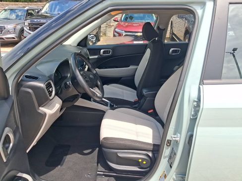 Used 2025 Hyundai Venue SEL FWD image 4