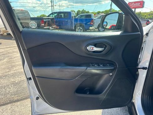 Used 2016 Jeep Cherokee Sport FWD image 14