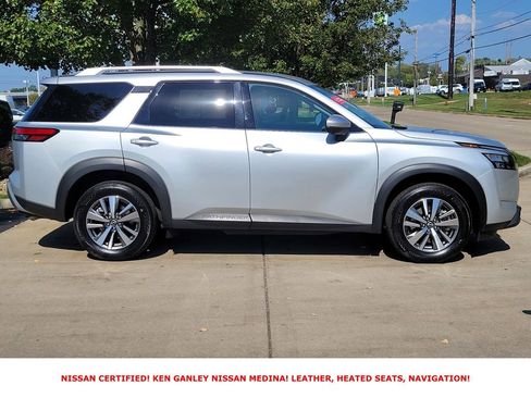 Certified 2025 Nissan Pathfinder SL image 2