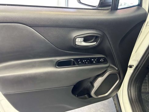 Used 2023 Jeep Renegade Latitude AWD/4WD image 16