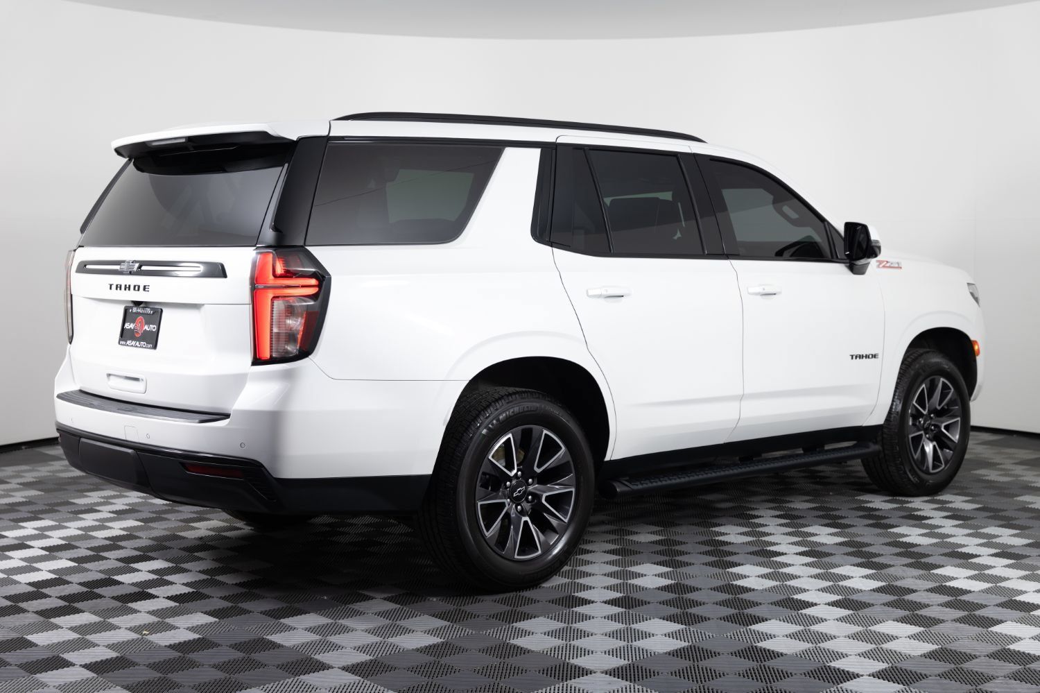 Used 2023 Chevrolet Tahoe Z71 w/ Luxury Package AWD/4WD image 8