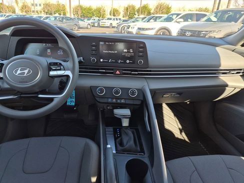 Used 2025 Hyundai Elantra SE image 24