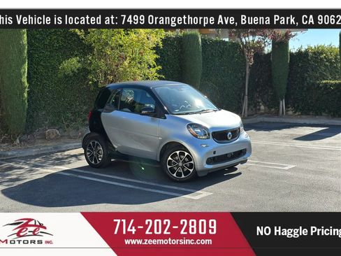 Used 2016 smart fortwo passion RWD image 2