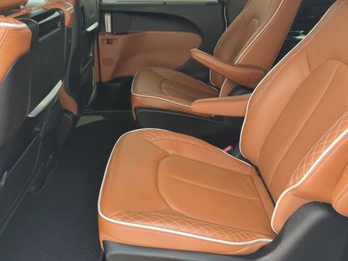 Used 2024 Chrysler Pacifica Pinnacle FWD image 22