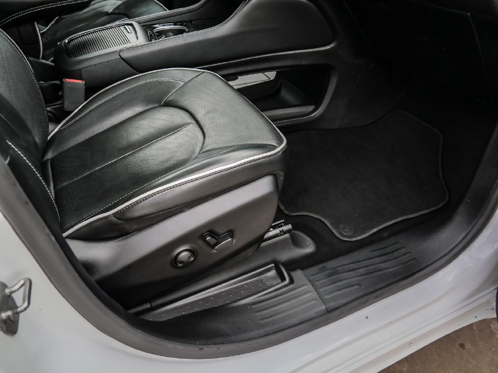 Used 2025 Chrysler Pacifica Limited FWD image 17