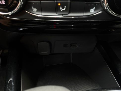 Used 2025 Chevrolet Trax LT w/ LT Convenience Package FWD image 23