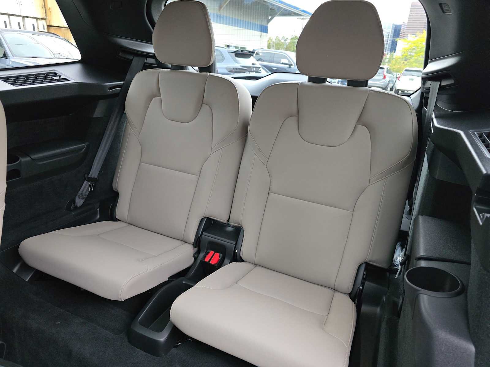 Used 2026 Volvo XC90 B5 Plus w/ Protection Package AWD/4WD image 17