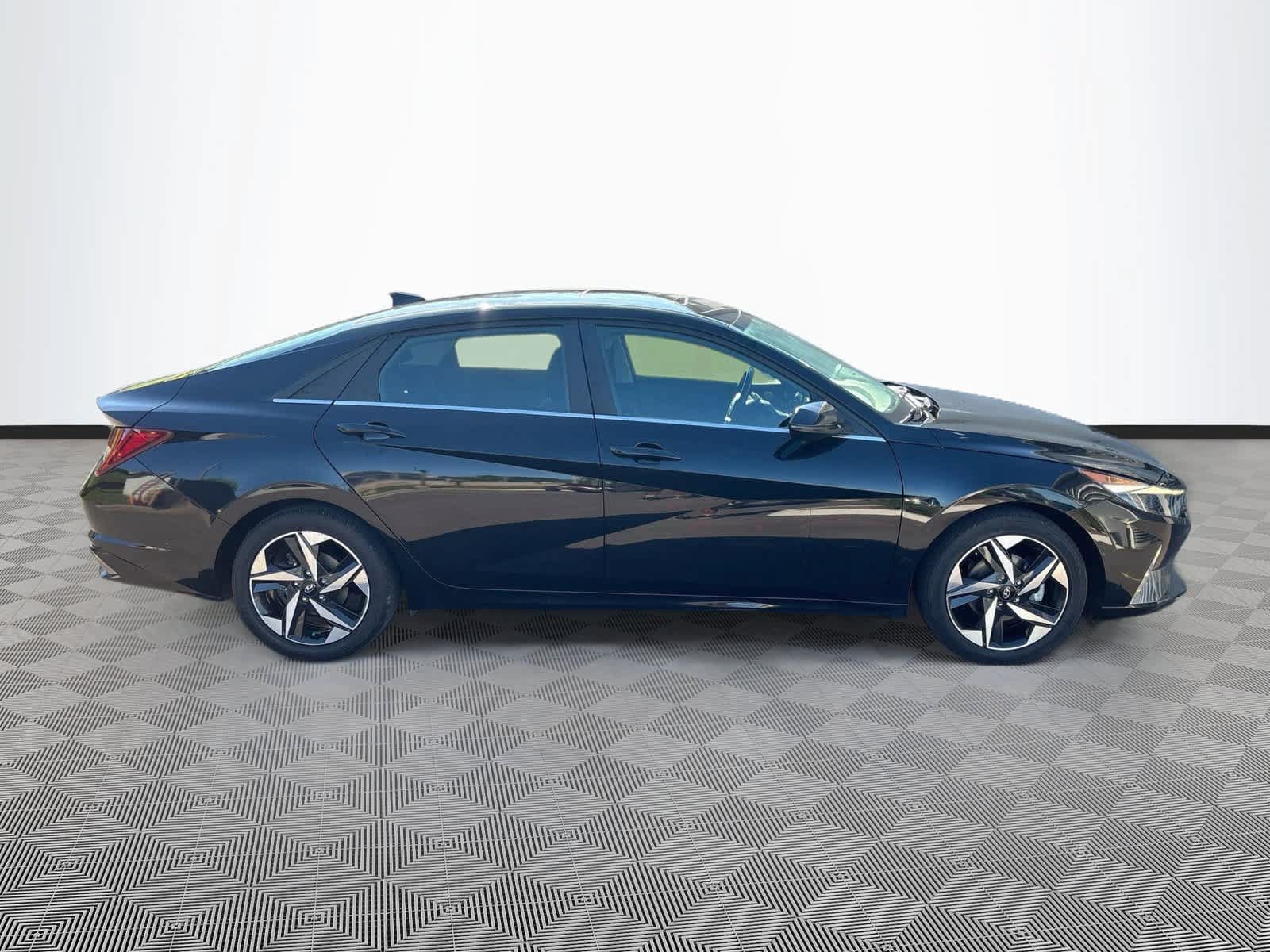 Used 2022 Hyundai Elantra SEL w/ Convenience + Premium Package FWD image 4