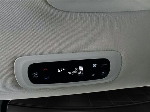 Used 2024 Chrysler Pacifica Touring-L FWD image 34