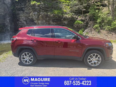 Used 2022 Jeep Compass Latitude w/ Sun and Sound Group AWD/4WD image 14
