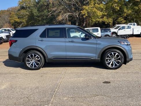New 2026 Ford Explorer ST-Line image 2
