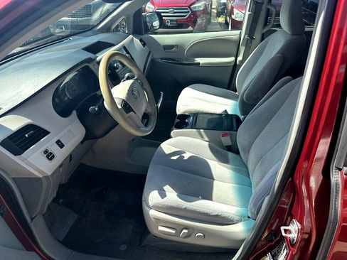 Used 2014 Toyota Sienna LE image 9