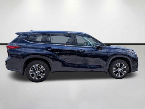 Used 2020 Toyota Highlander XLE AWD/4WD image 3