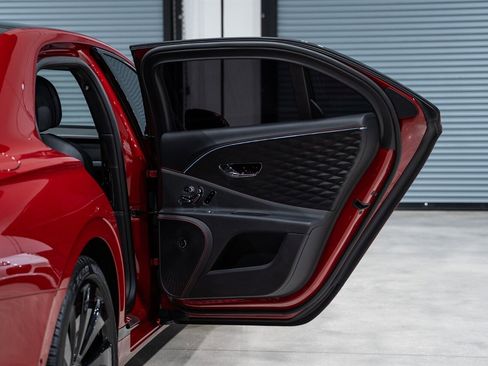 Used 2022 Bentley Flying Spur V8 image 34