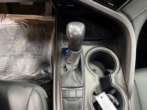 Used 2022 Toyota Camry SE w/ Convenience Package FWD image 17