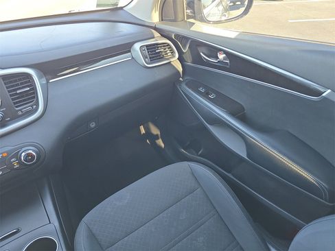 Used 2017 Kia Sorento LX image 12