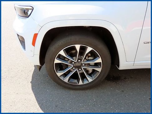 Used 2023 Jeep Grand Cherokee Overland w/ Luxury Tech Group IV AWD/4WD image 5