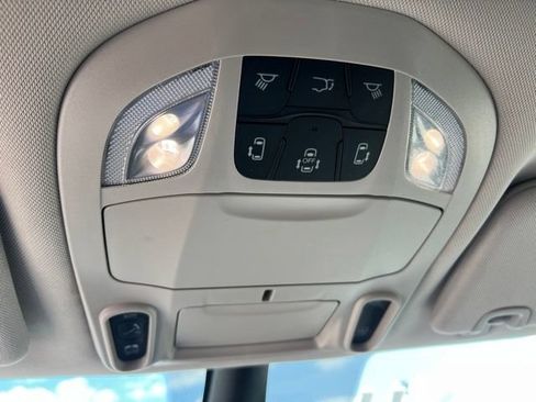 Used 2023 Chrysler Pacifica Limited FWD image 9